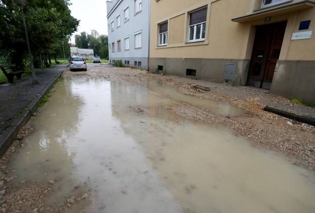 Karlovac: Obilna kiša uzrokovala probleme u prometu