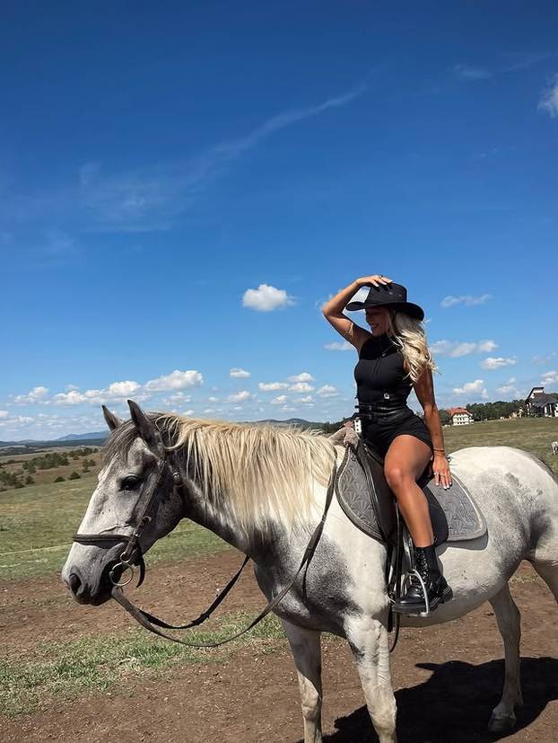 FOTO Ova srpska influencerica više je od 'lijepog lica', a radila je i kao 'sezonac' u Hrvatskoj