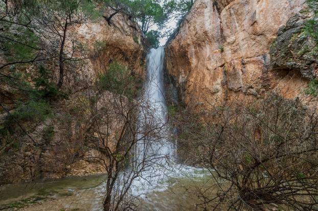 Makarska: Zbog obilnih kiša na plaži Nugal ponovno se pojavio slap
