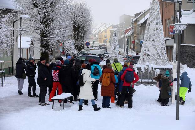 Delnice: Mnogobrojni izletnici uživaju u snijegu u Gorskom kotaru.