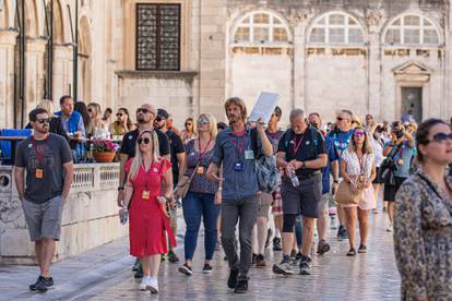 25.09.2021., Dubrovnik - Kraj rujna u Dubrovniku. Velike grupe turista u obilasku grada. Photo: Grgo Jelavic/PIXSELL