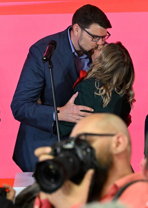 Zagreb: Peđa Grbin dobio podršku od supruge tijekom govora