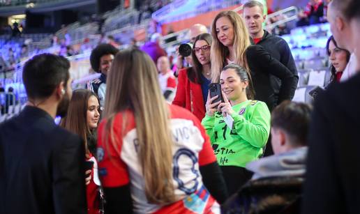 Kuzmanovićeva djevojka bodri ga s tribina: Nosi njegov dres