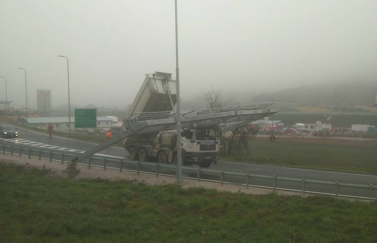 Kiperom je srušio portal sa znakovima i pješački prijelaz