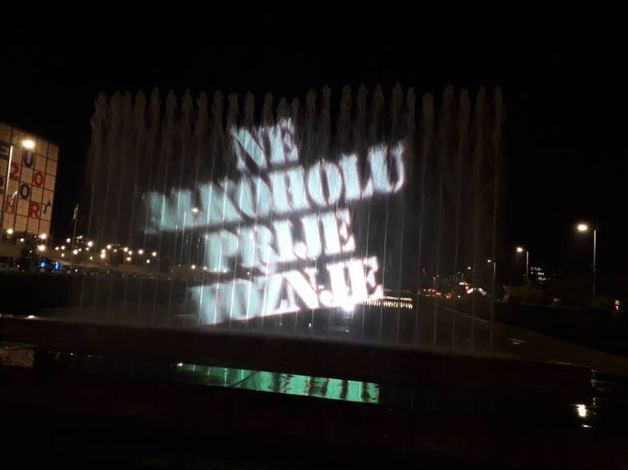 Policija uoči Martinja projicirala poruke na fontane u Zagrebu