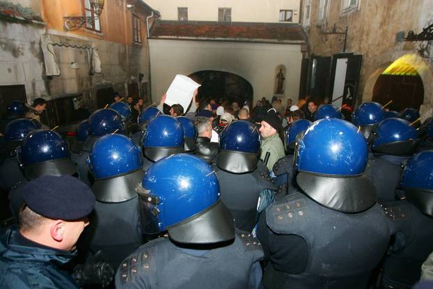 ARHIVA - Zagreb: Prosvjedi diljem zemlje zbog uhićenja Gotovine, razbijen i prozor na zgradi Vlade