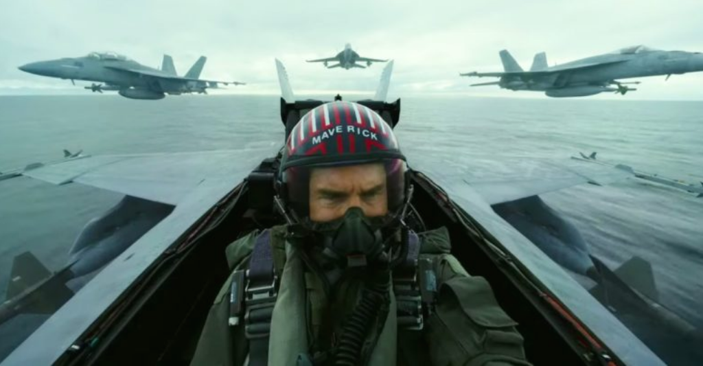 Tom Cruise na premijeru novog 'Top Guna' stigao helikopterom. Naravno, on je njime upravljao