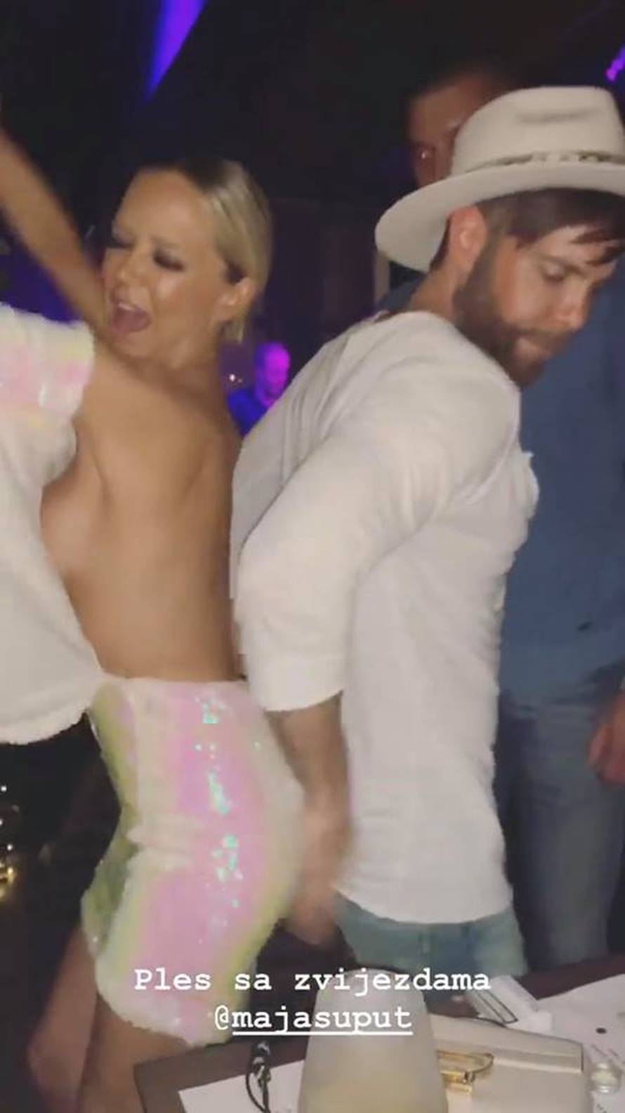 Šuput izletjele grudi: Grubnić ju vrti, a zaručnik šalje cvijeće