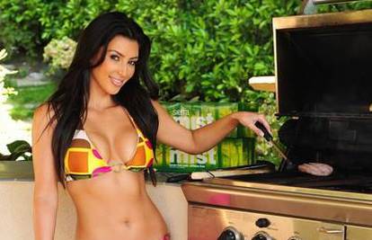 Seksi Kim Kardashian u oskudnom bikiniju roštilja