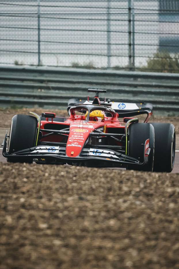Prvi krug novog voza?a Ferrarija Lewisa Hamiltona tijekom dana testne vožnje u Fioranu