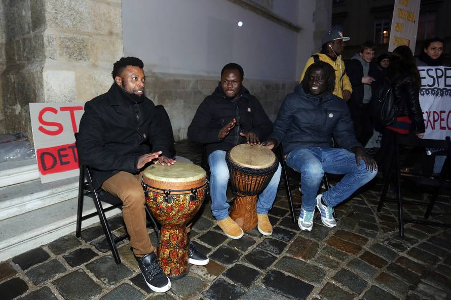 Stotine na Markovu trgu protiv zatvaranja rute za izbjeglice