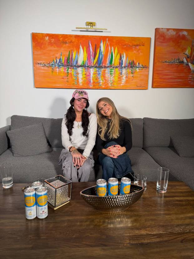 FOTO Becca Moore izazvala kaos na internetu: Iako vodi podcast, svi lude zbog njezinih fotki