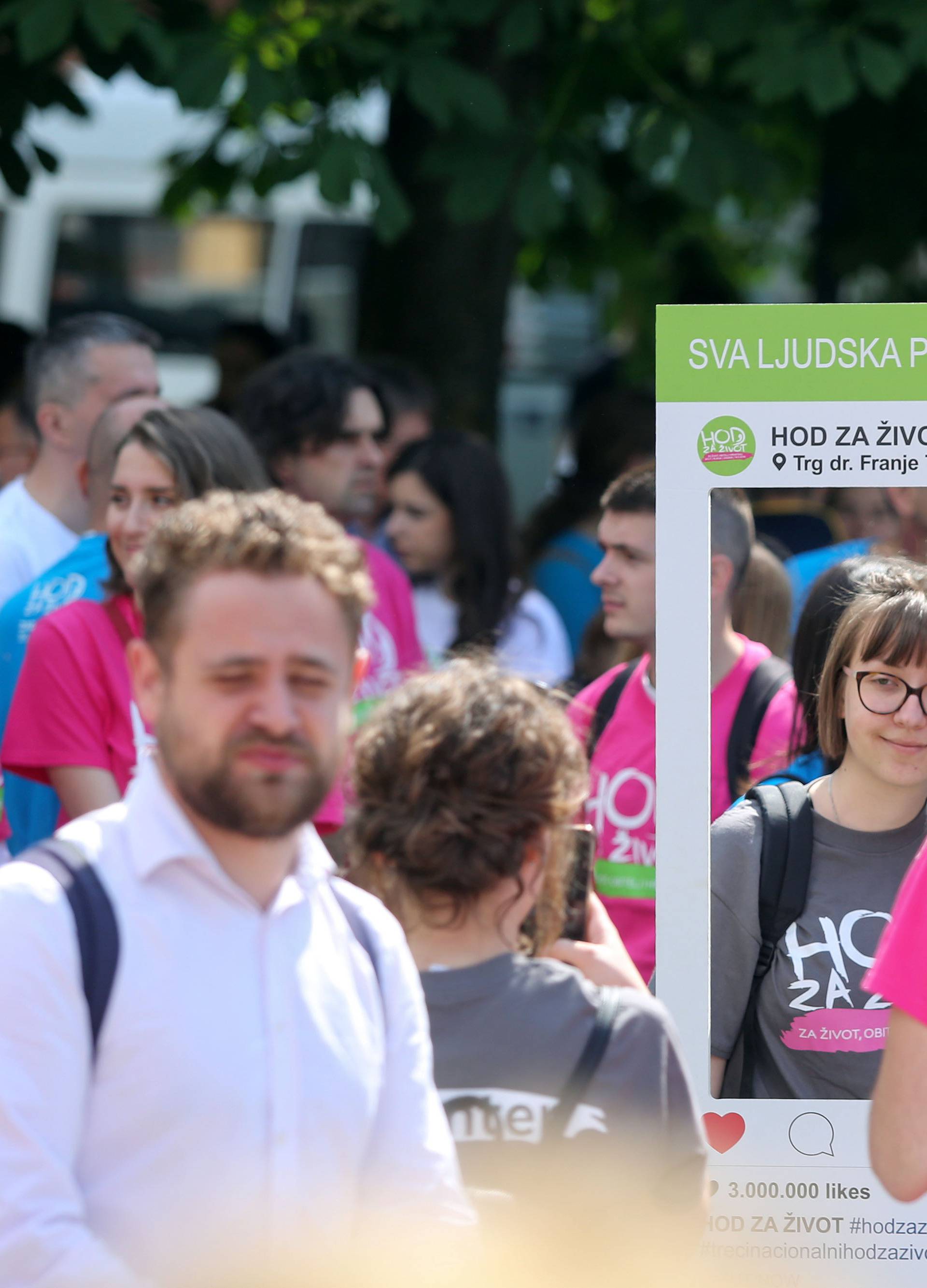 Sjeli na pločnik i blokirali 'Hod za život': Odnijeli ih u maricu