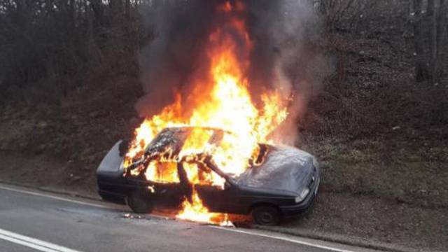 Još se ne zna tko je vozač iz gorućeg auta: Živ je izgorio...