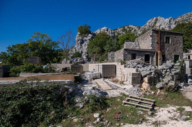 Na području Velikog Rujna na Velebitu raširena je divlja gradnja