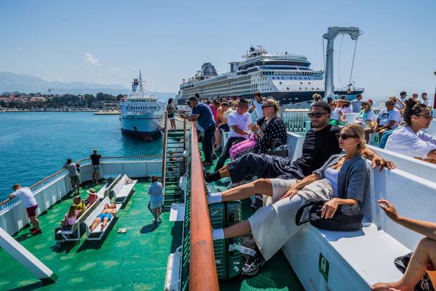 Split: Gužva na trajektu Petar Hektorović na relaciji Split - Vis