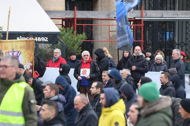 Zagreb: Interventna policija osigurava molitelje na glavnom Trgu