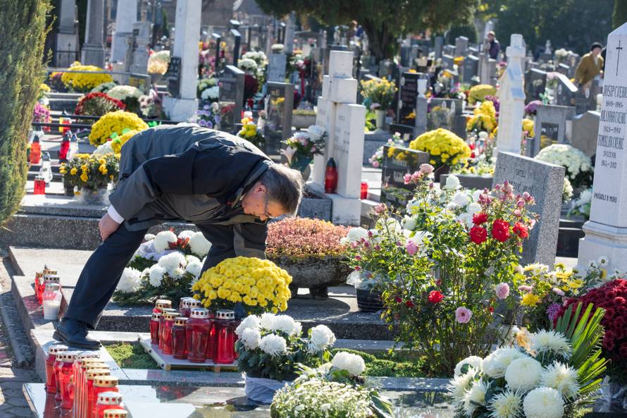 Dan je Svih svetih: Pogledajte fotografije s hrvatskih groblja
