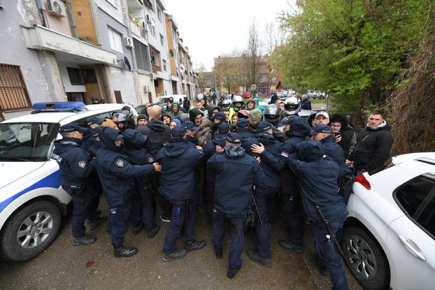 Na većini birališta tijekom lokalnih izbora u Srbiji došlo do incidenata i prosvjeda, intervenirala i policija
