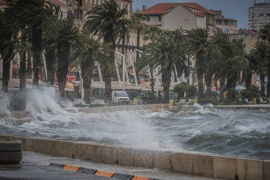 Split: Orkansko jugo potopilo rivu te stvaralo probleme u pomorskom prijevozu