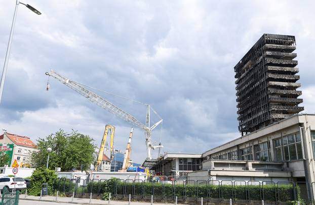 Zagreb: Kod Vjesnikovog nebodera počela je montaža velikog krana dizalice