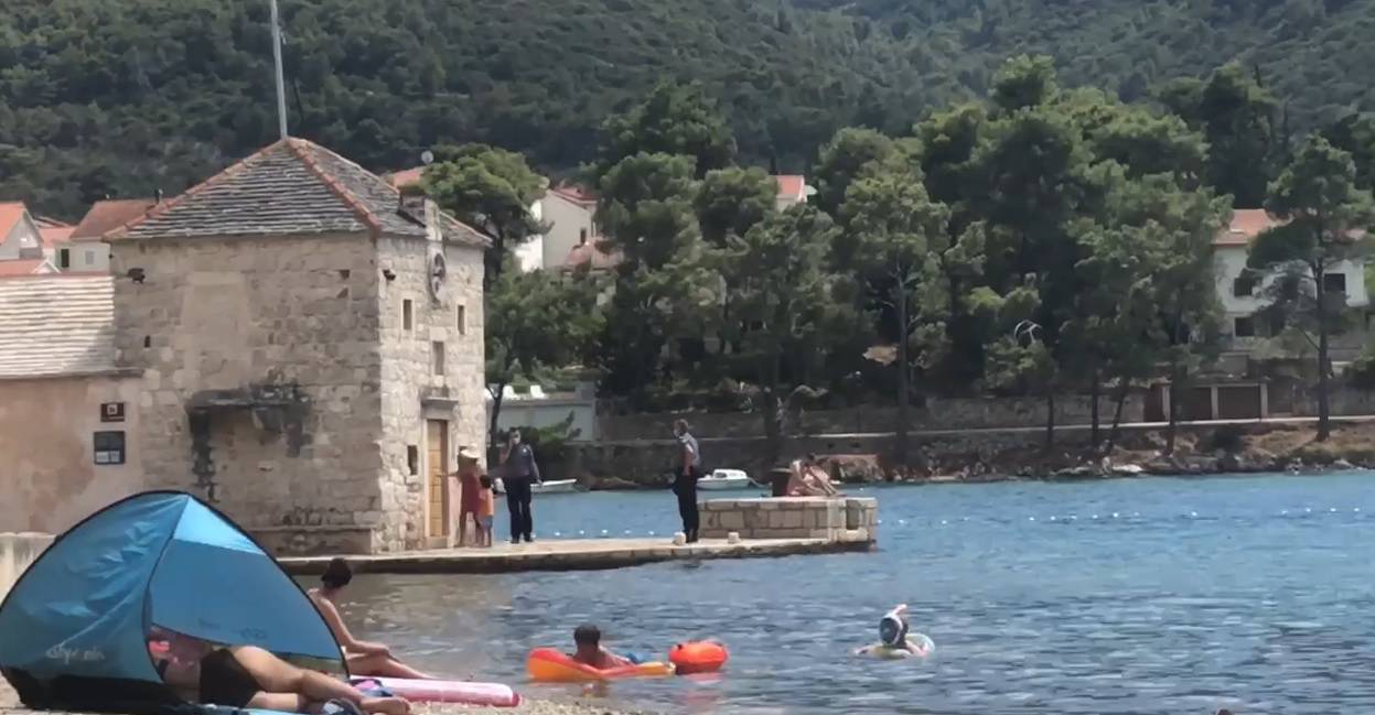 Šokirani Hvarani: Turistkinja se u crkvi presvlačila za plažu