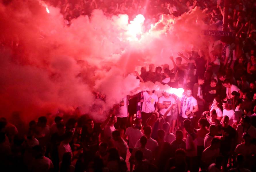 Zadar: Bakljada i navijači na Narodnom trgu nakon što je KK Zadar postao prvak Hrvatske