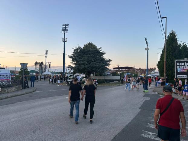 100 fotki koncerta Thompsona u Zaprešiću: Vatromet, baklje i brojna publika obilježili nastup
