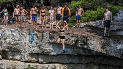 FOTO Lude akrobacije na plaži u Puli: Kupači 'lete' sa stijena, evo kako se bježi od vrućina...