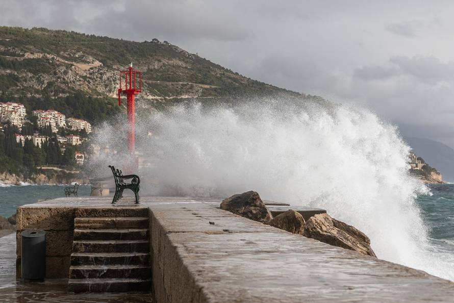 Dubrovnik: Potraga za tijelom muškarca kojeg su povukli valovi je obustavljena