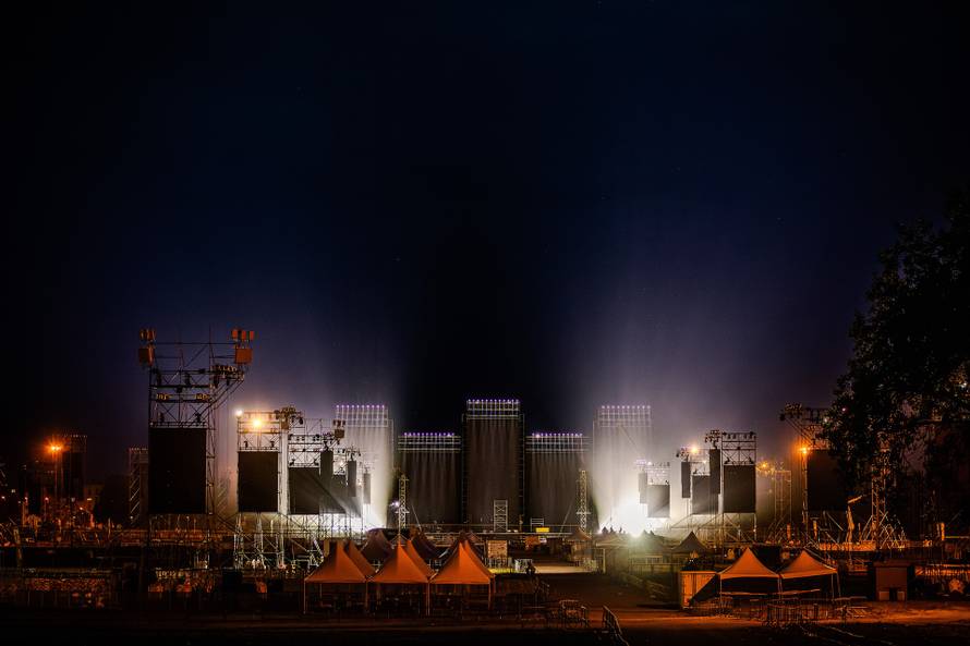 Zagreb: Spektakularna svjetlosna proba na Hipodromu uoči Thompsonovog koncerta