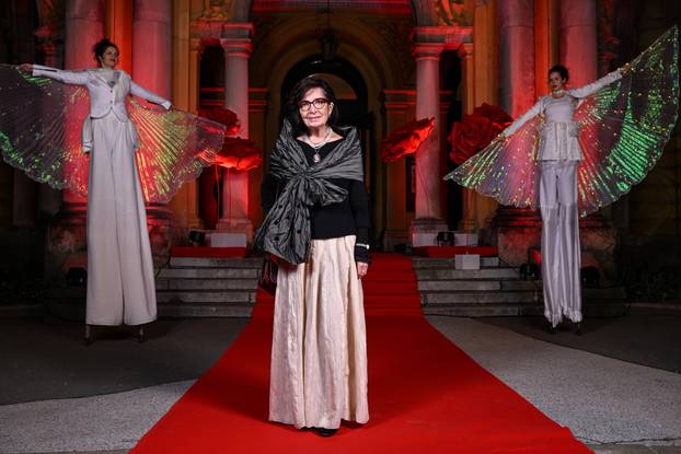 Zagreb: Dolazak uzvanika na dodjelu medijske nagrade "Večernjakova ruža" u Hrvatskom narodnom kazalištu