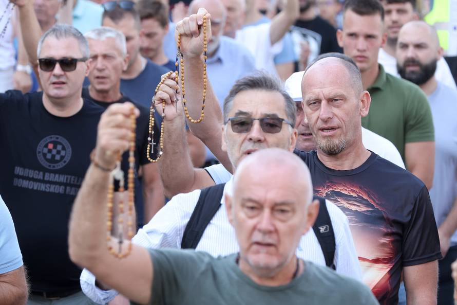 Zagreb: Na Jelacicem trgu molitva krunice za mir u svijetu i domovini te za obracenje i jedinstvo hrvatskog naroda