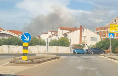 Lokaliziran je požar u naselju Bokanjac. Vatrogasci dežuraju