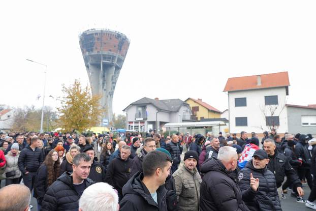 Vukovar: Kolona sjećanja prolazi pored Vodotornja
