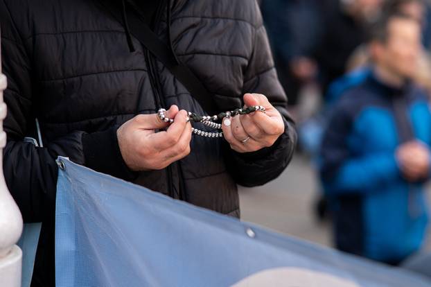 Zagreb: Molitelji se okupili na glavnom trgu, organiziran i protuprosvjed