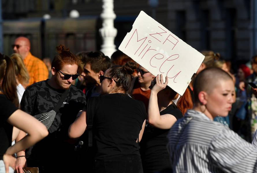 Zagreb: Na glavnom Trgu održan prosvjed "Dosta!" u znak solidarnosti za prekid trudnoće