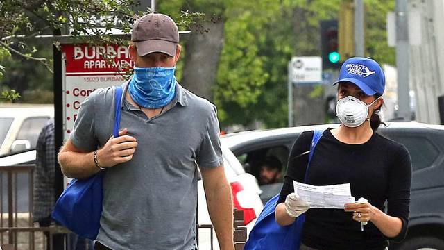 *PREMIUM EXCLUSIVE STRICTLY NO WEB UNTIL 1300 EDT 19TH APR* Prince Harry and Meghan Markle are seen in LA wearing masks as they deliver meals to residents in need during the COVID-19 pandemic.