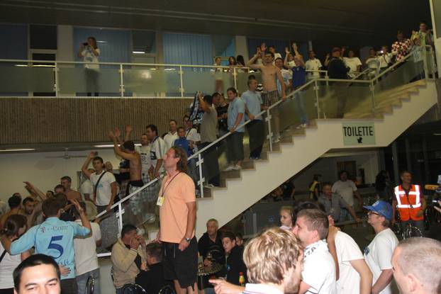 Rijeka: Nakon slijetanja u zra?nu luku igra?i HNK Rijeke proslavili pobjedu na Korzu