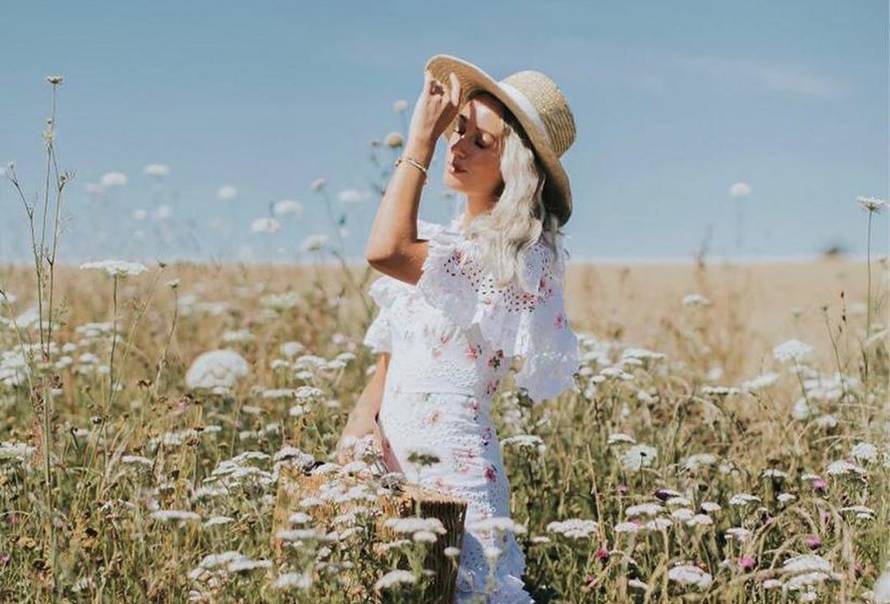 Čipkasta romantična haljina i retro šešir za sunčani vikend