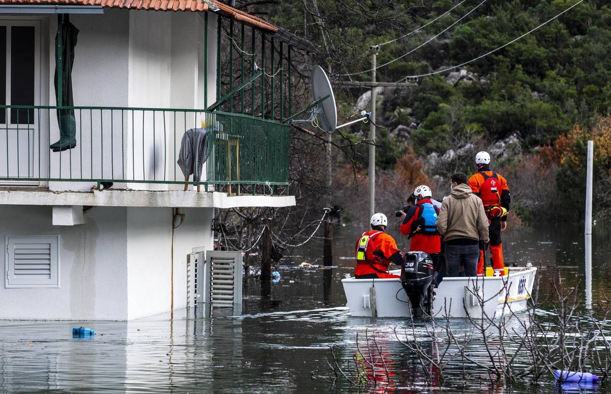 Palo kiše kao za dva mjeseca u vrgoračkom kraju: Do 26 kuća može se doći jedino čamcima