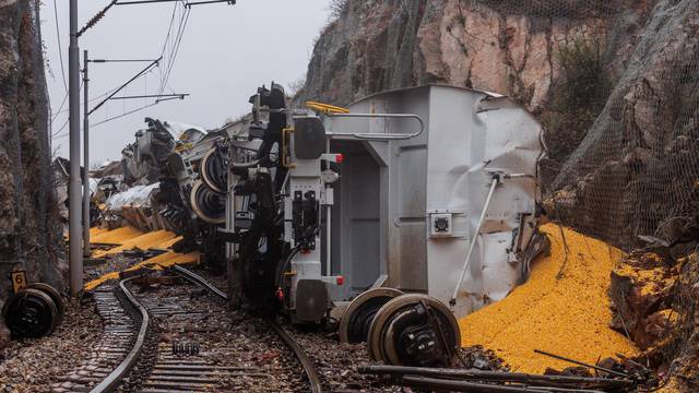 Rijeka: Počelo je  izvlačenje vlaka nakon jučerašnje nesreće