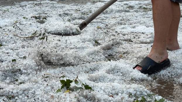 Eine heftige Unwetterfront beendete den extrem heißen Sommertag in Westdeutschland. Aus Frankreich und Luxenburg zogen a