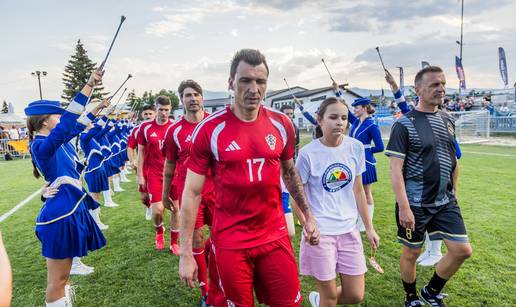 FOTO Dali&cacute; okupio legende u Livnu: Pogledajte tko je sve bio na humanitarnoj utakmici