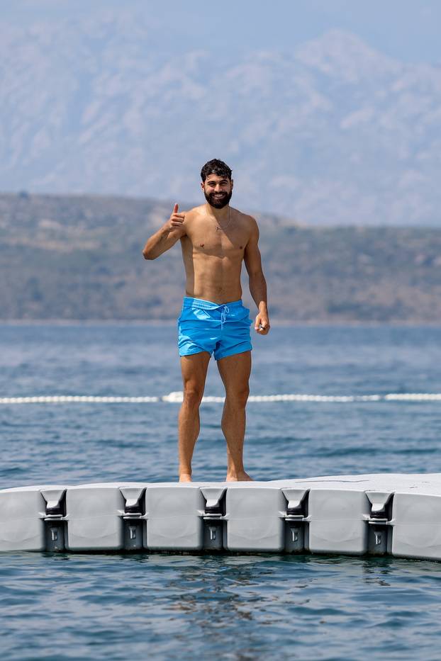 EKSKLUZIVNO Novigrad: Jo&scaron;ko Gvardiol ljetne dane provodi na pla&zcaron;i u Novigradu