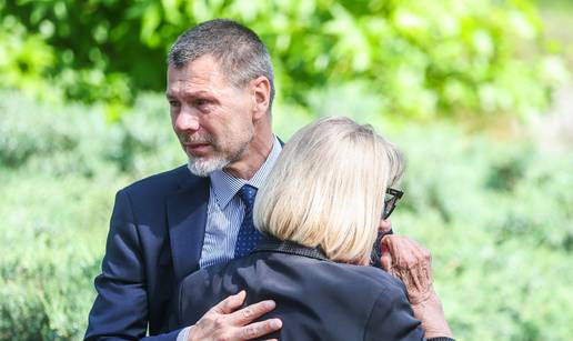 FOTO  Boban zaplakao na grobu Dražena Petrovića. Dinamo je objavio zaboravljenu fotografiju