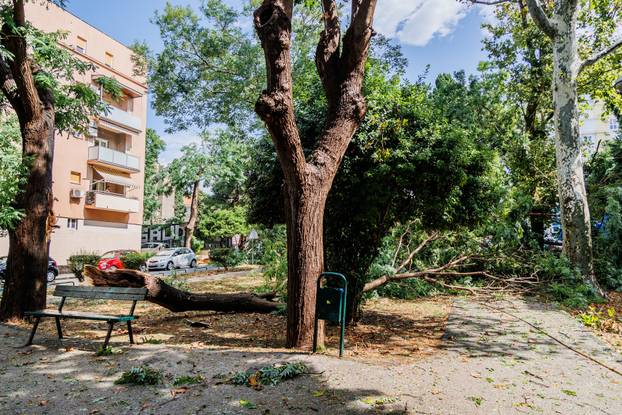 Nevrijeme poharalo Split, vatrogasci imaju pune ruke posla