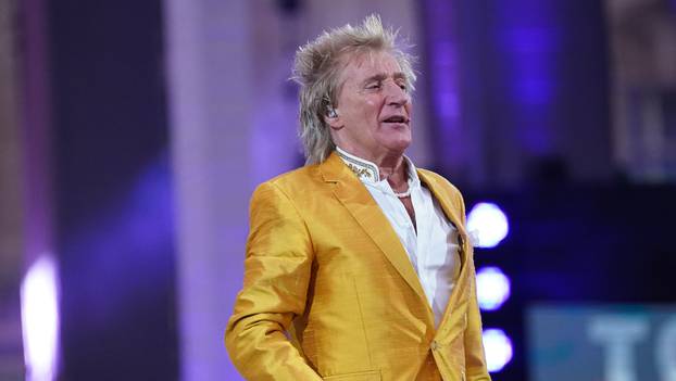 Sir Rod Stewart dedicates song to Ukraine