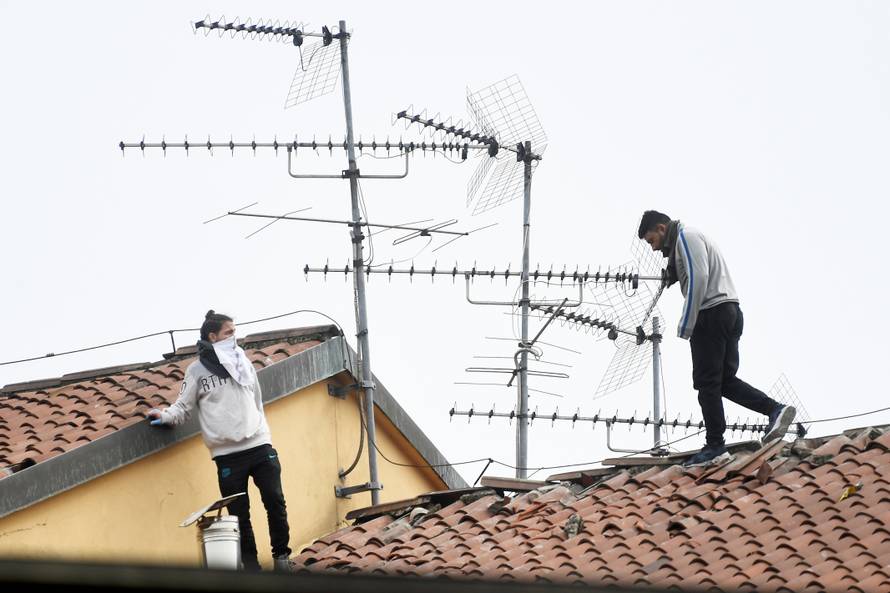 Totalni kaos u Italiji: Ispred zatvora mlate se s policijom