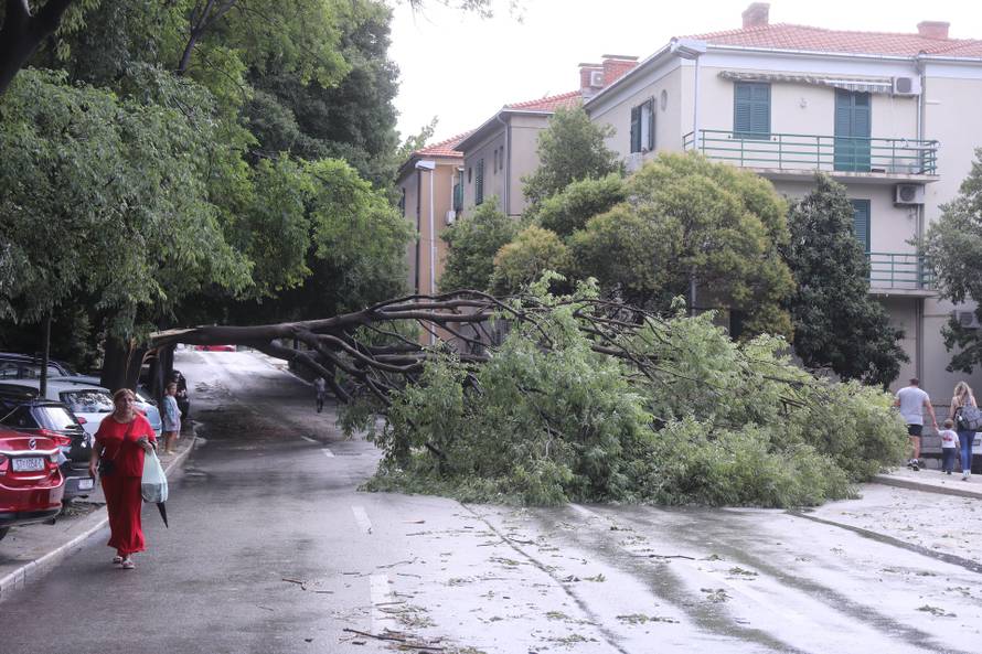 Velike štete u okolici Poljuda nakon oluje koja je poharala Split